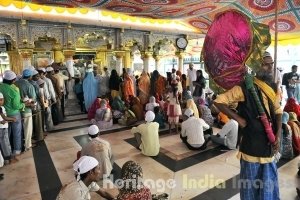 evotees at the Dargah of Hazrat Nizamuddin Auliya