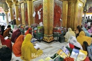 Devotees at the Dargah of Hazrat Nizamuddin Auliya
