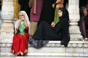 Devotees at the Dargah of Hazrat Nizamuddin Auliya