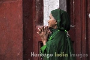 A devotee at the Dargah