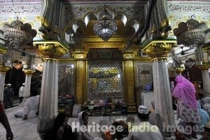 Women Reading Quran in Dargah