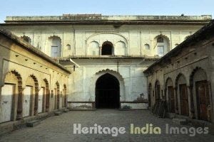 Safadrajung Tomb from inside or outside