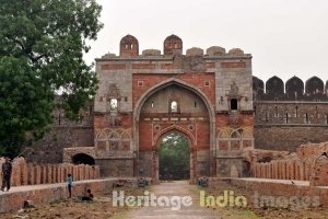 Shershah Darwaza opposite Purana Qila