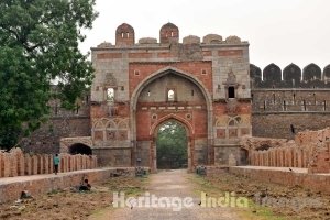 Shershah Darwaza opposite Purana Qila