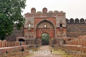 Shershah Darwaza opposite Purana Qila