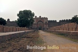 Shershah Darwaza opposite Purana Qila