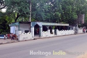 Mazar Opposite Chakkarwali Masjid 