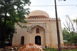 Mazar Opposite Chakkarwali Masjid 